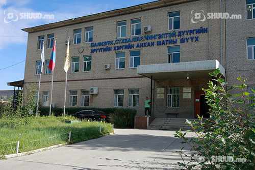 Долоон настай охины дөрвөн хурууг цавчсан этгээдийг шүүнэ